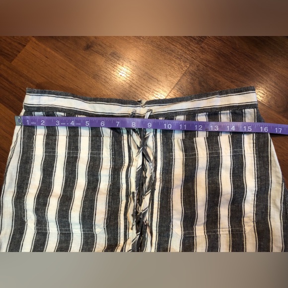 Madewell Skirt. Size 4. White and gray stripes. Tie front, zipper on back. - Picture 3 of 7